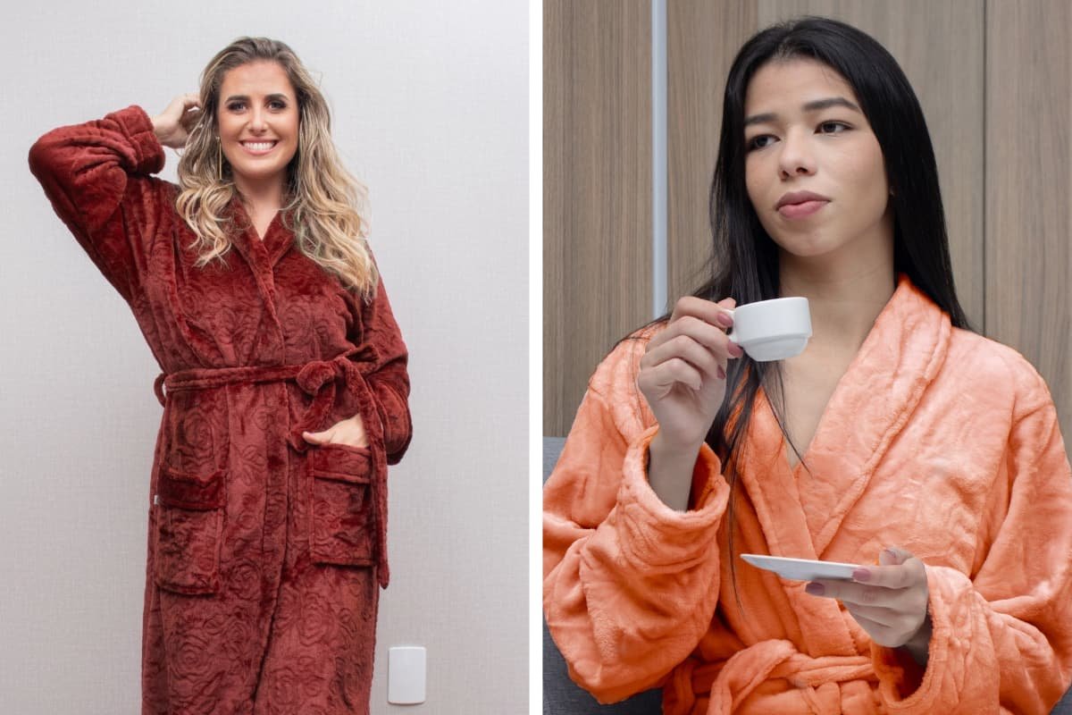 mulheres usando roup&atilde;o de banho de diferentes cores