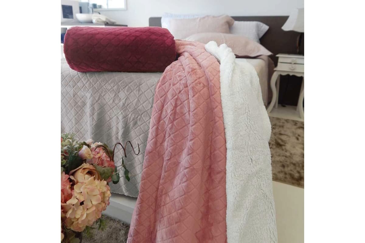 algumas mantas de microfibra em cima da cama