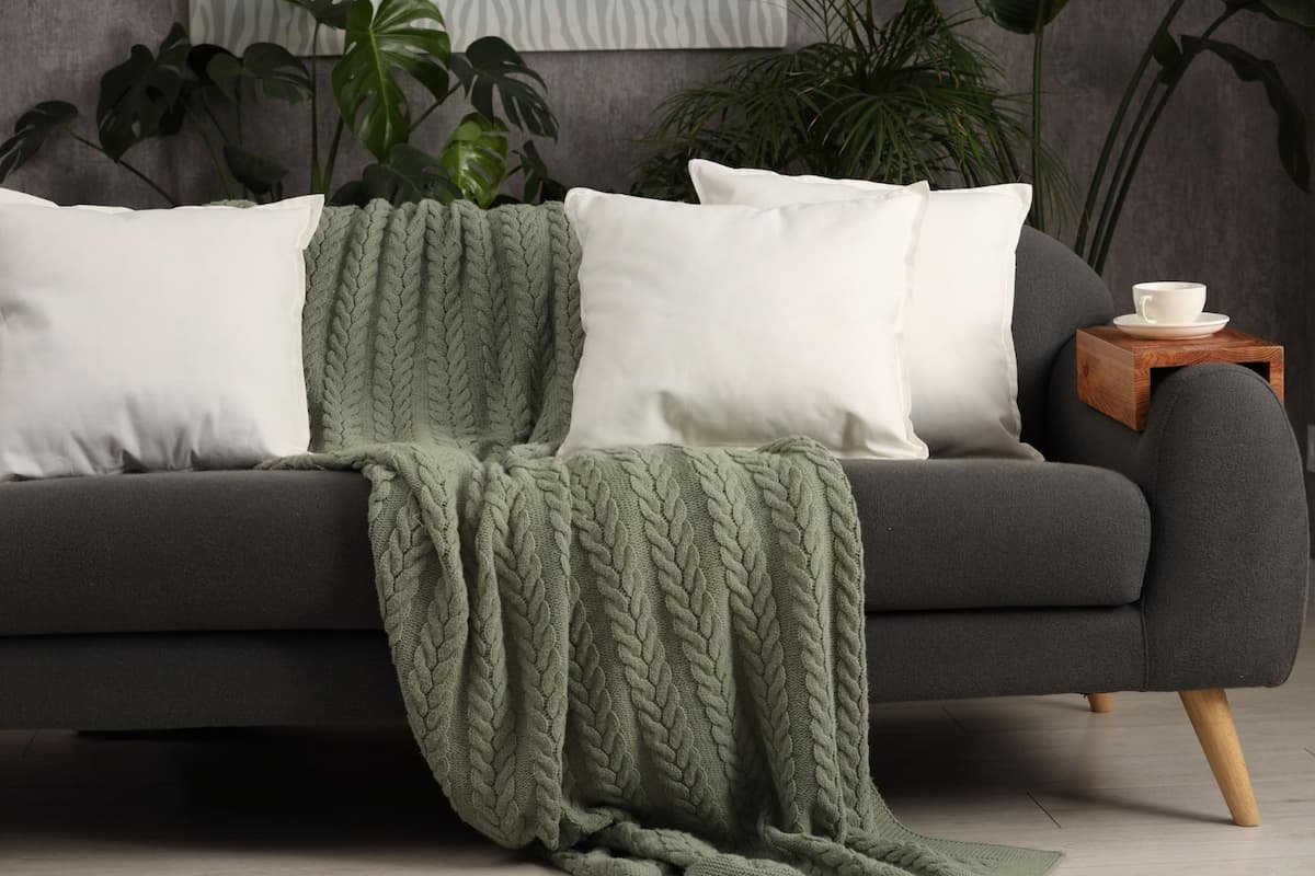 manta decorativa no sofa