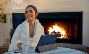 mulher sentada a frente de uma lareira