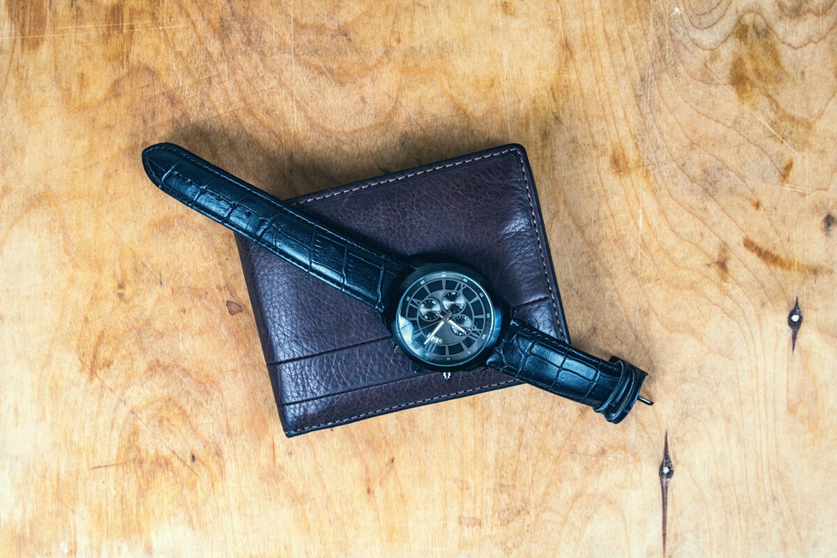 relogio em cima de uma carteira masculina