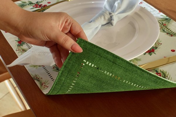 Um lado liso e outro estampado, permitindo compor duas propostas diferentes de mesa numa &uacute;nica pe&ccedil;a.